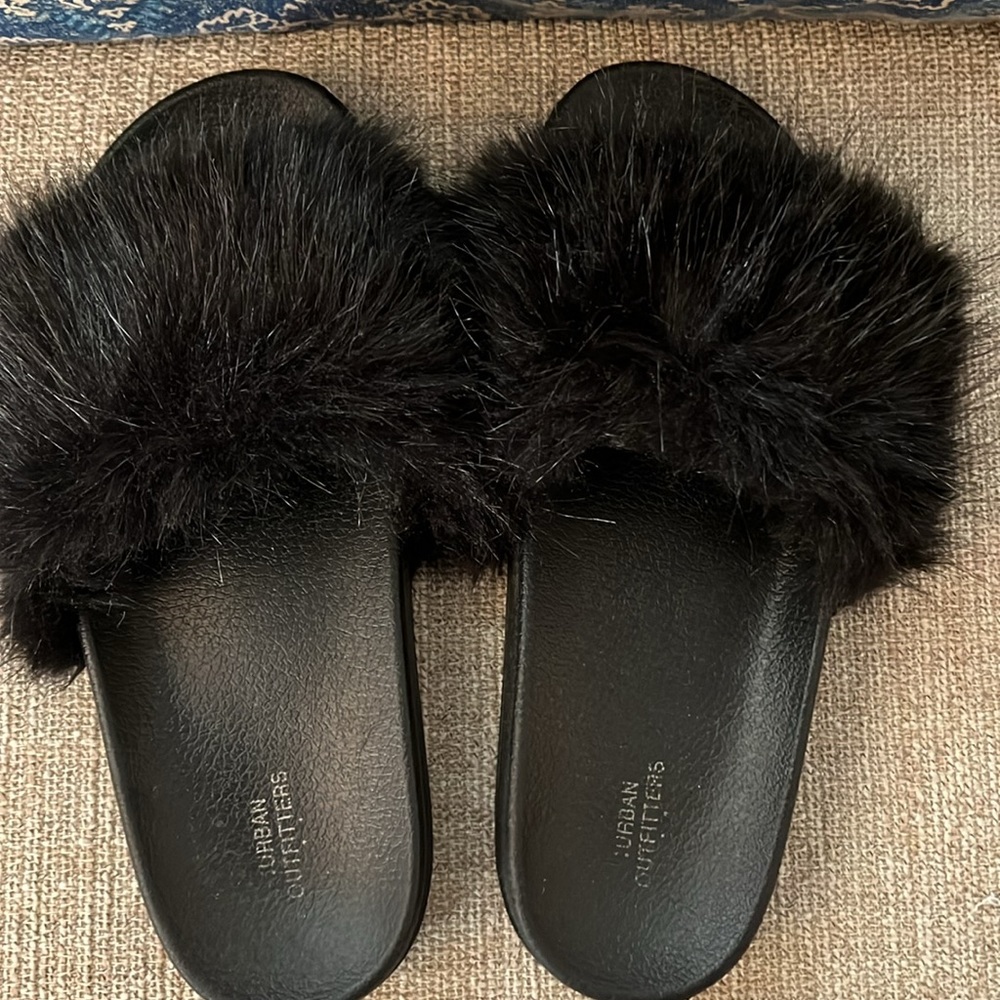 Urban outfitters black fuzzy slippers, size 8 - Picture 5 of 5
